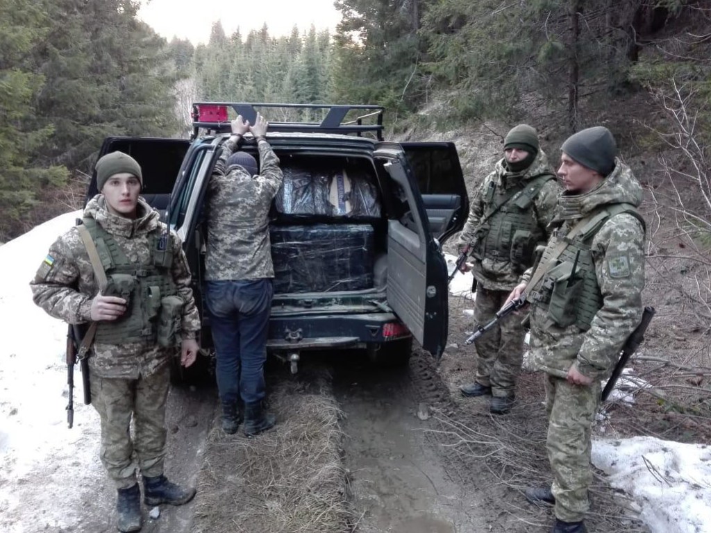 На границе с Румынией пограничники открыли стрельбу во время погони за контрабандистами (ФОТО)