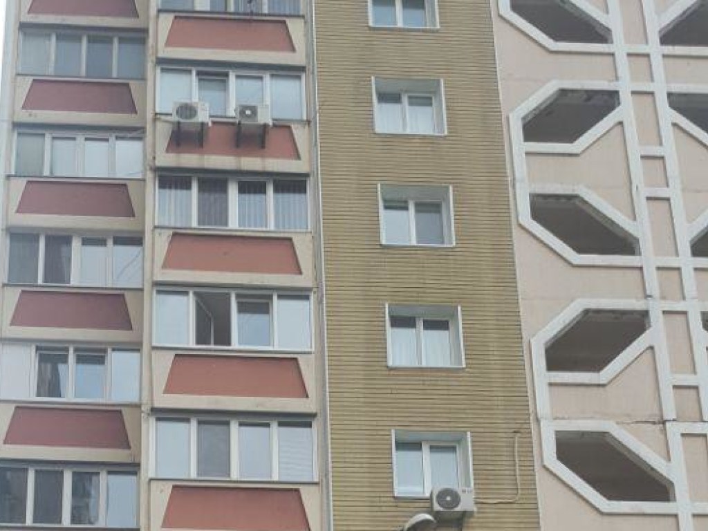 В Киеве из окна 6 этажа выпал подросток под «кайфом»: парень выжил