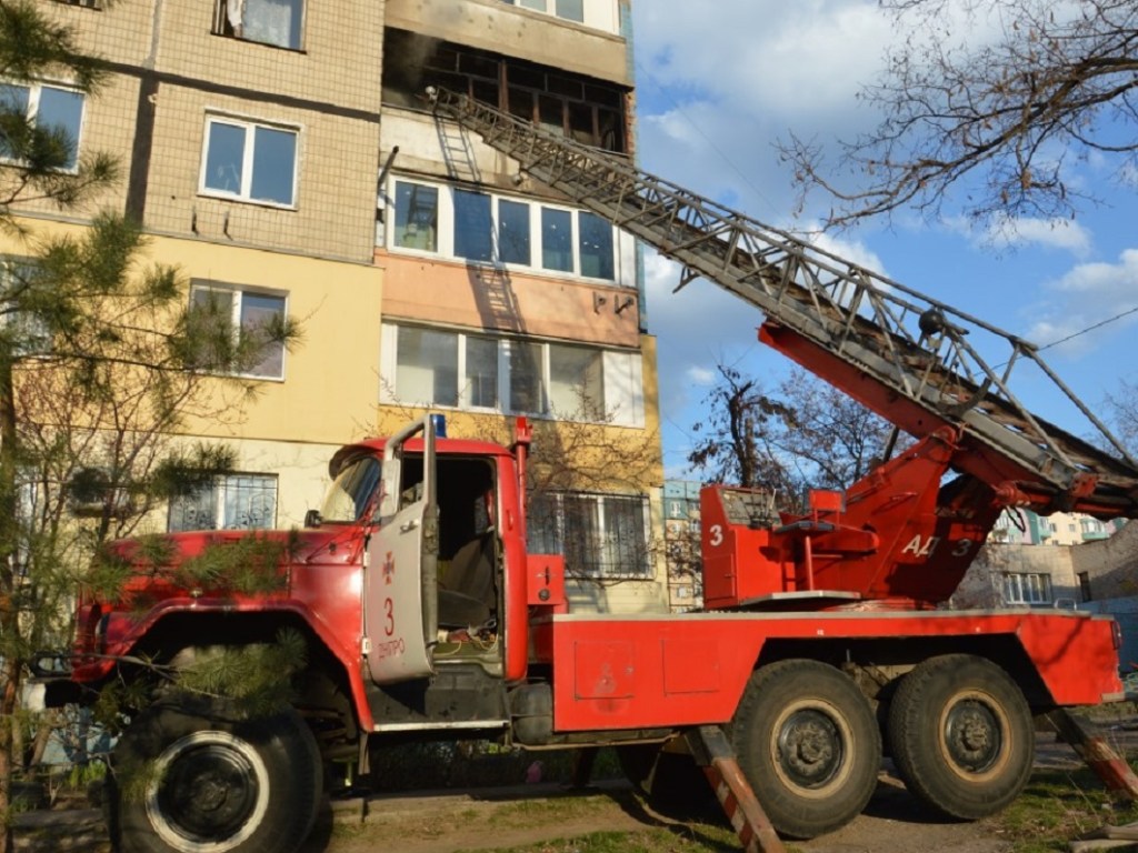 В Днепре горел балкон квартиры в многоэтажке (ФОТО, ВИДЕО)