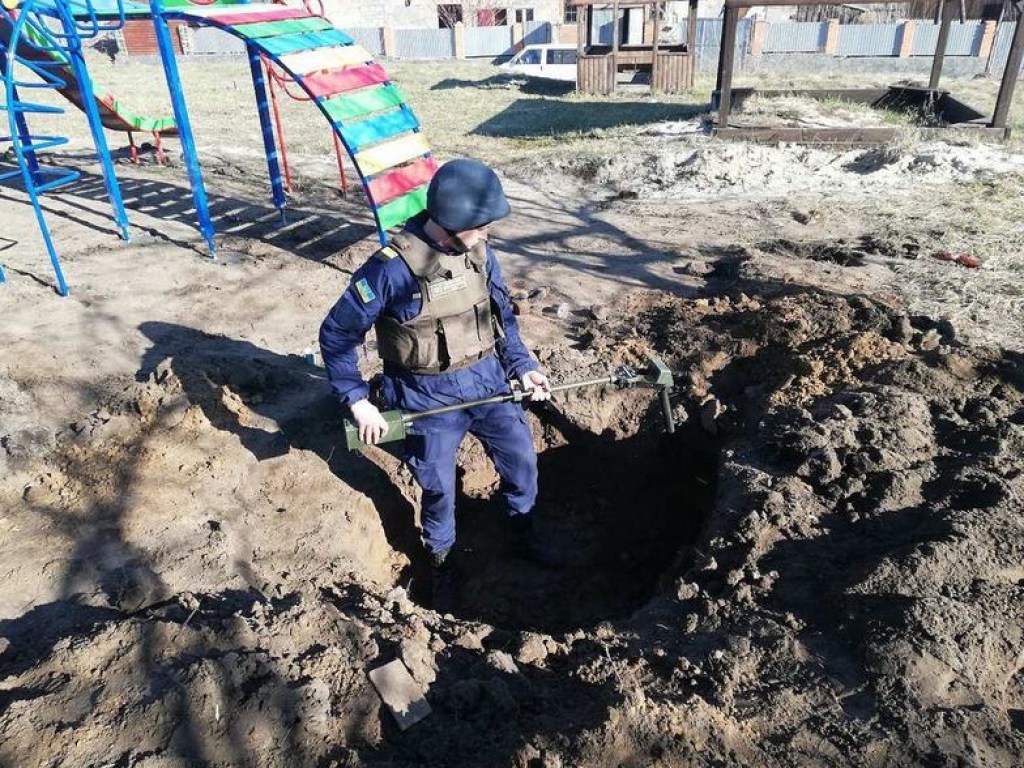 Под Киевом на территории детского сада нашли мины: на место выехали спасатели  (ФОТО, ВИДЕО)