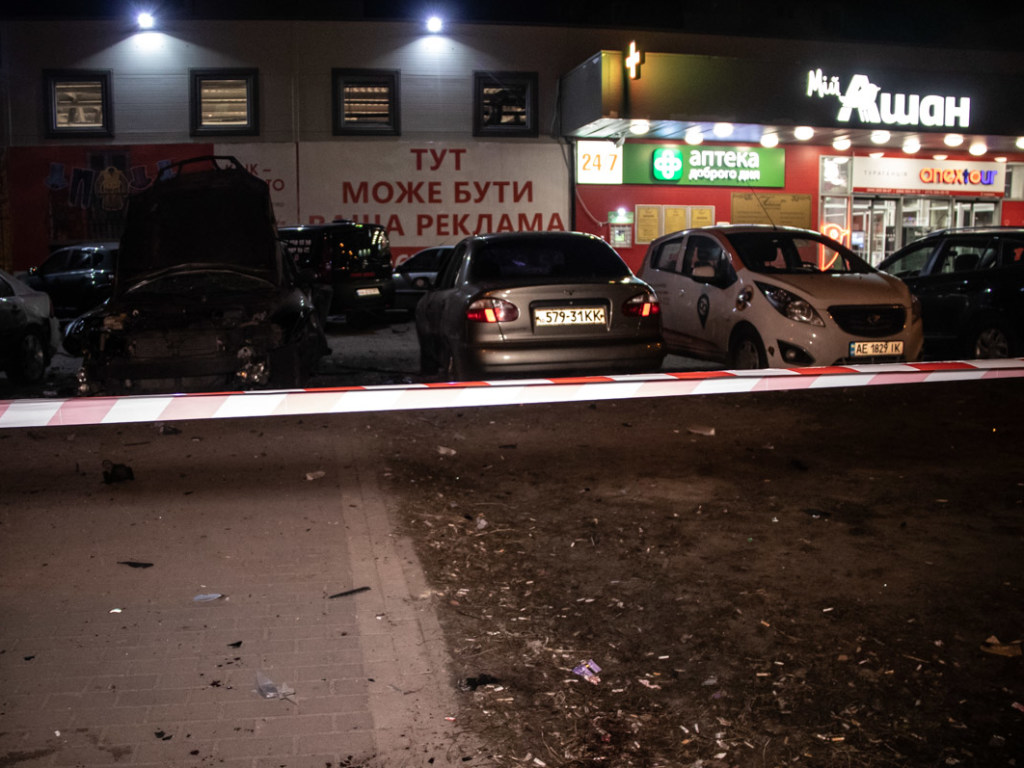 На парковке возле супермаркета на столичных Теремках взорвалось авто, водителю оторвало руку (ФОТО, ВИДЕО)