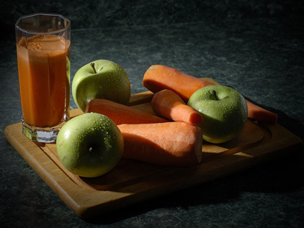 Употребление яблок, моркови и авокадо в течение рабочего дня улучшают производительность труда &#8212; эксперт