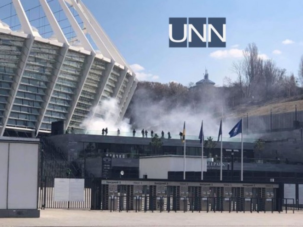 Над НСК «Олимпийский» увидели черный дым: известна причина
