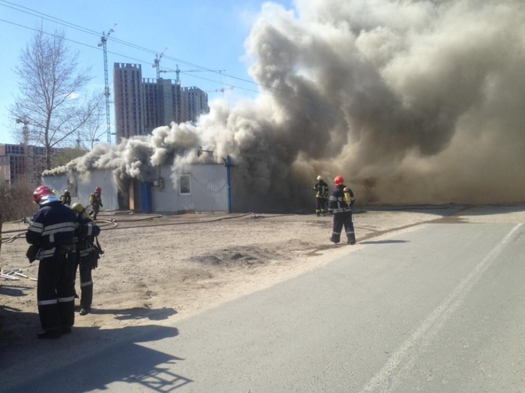На столичных Осокорках произошел масштабный пожар (ФОТО, ВИДЕО)