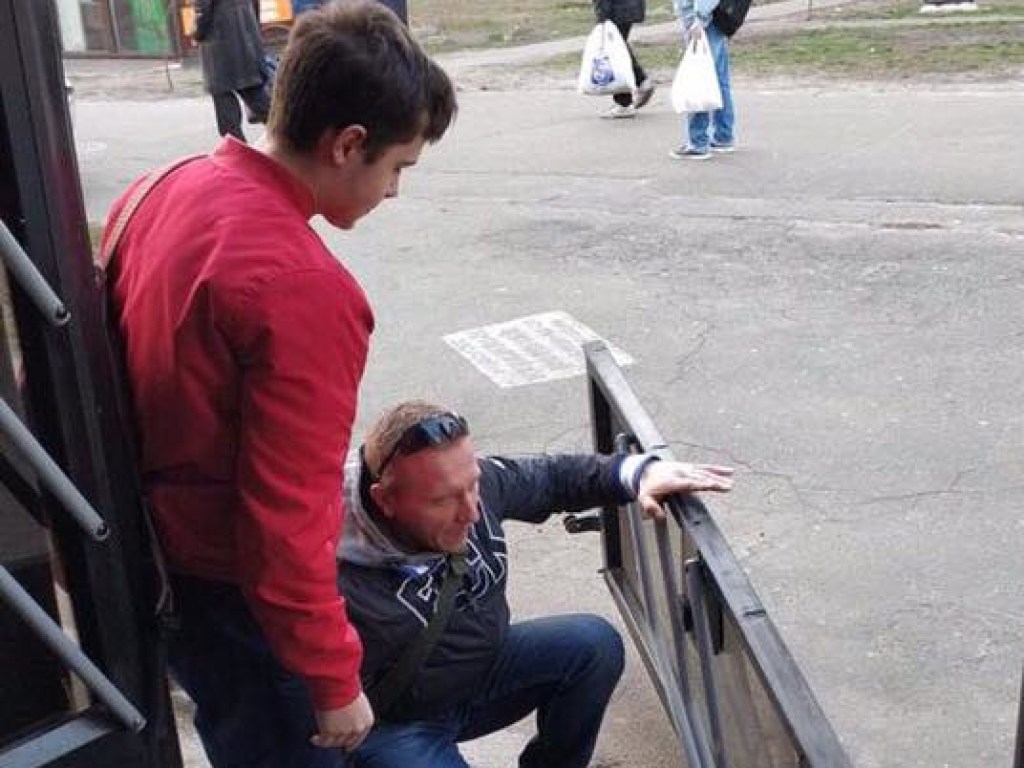 В Киеве мужчина выпал из троллейбуса вместе с дверью (ФОТО)