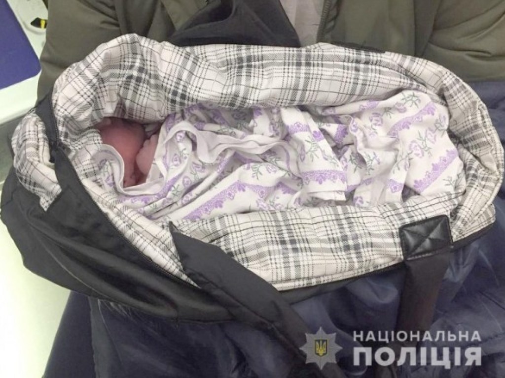 В Киеве мужчина с собакой нашел младенца в сумке (ФОТО)