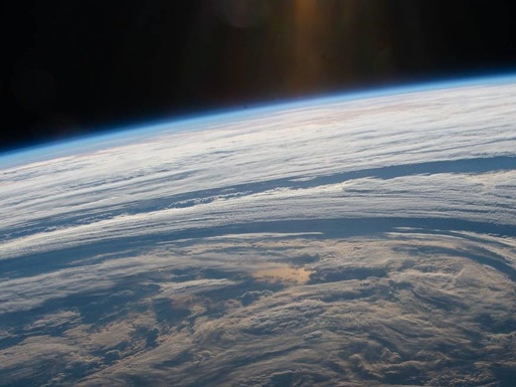 Астронавт снял гигантские облачные круги над Землей (ФОТО)