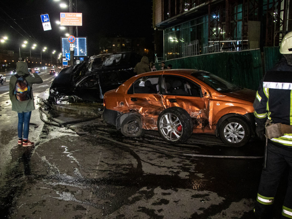 На Печерске в Киеве Porsche протаранил Chevrolet, завис над подземным переходом и вспыхнул (ФОТО, ВИДЕО)
