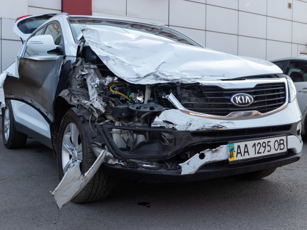 В Днепре из-за столкновения с Mitsubishi в Днепре, «ГАЗель» задела Kia и протаранила забор (ФОТО)