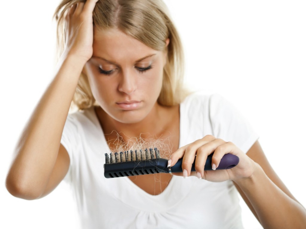 Эксперты объяснили, почему весной волосы выпадают сильнее, чем летом
