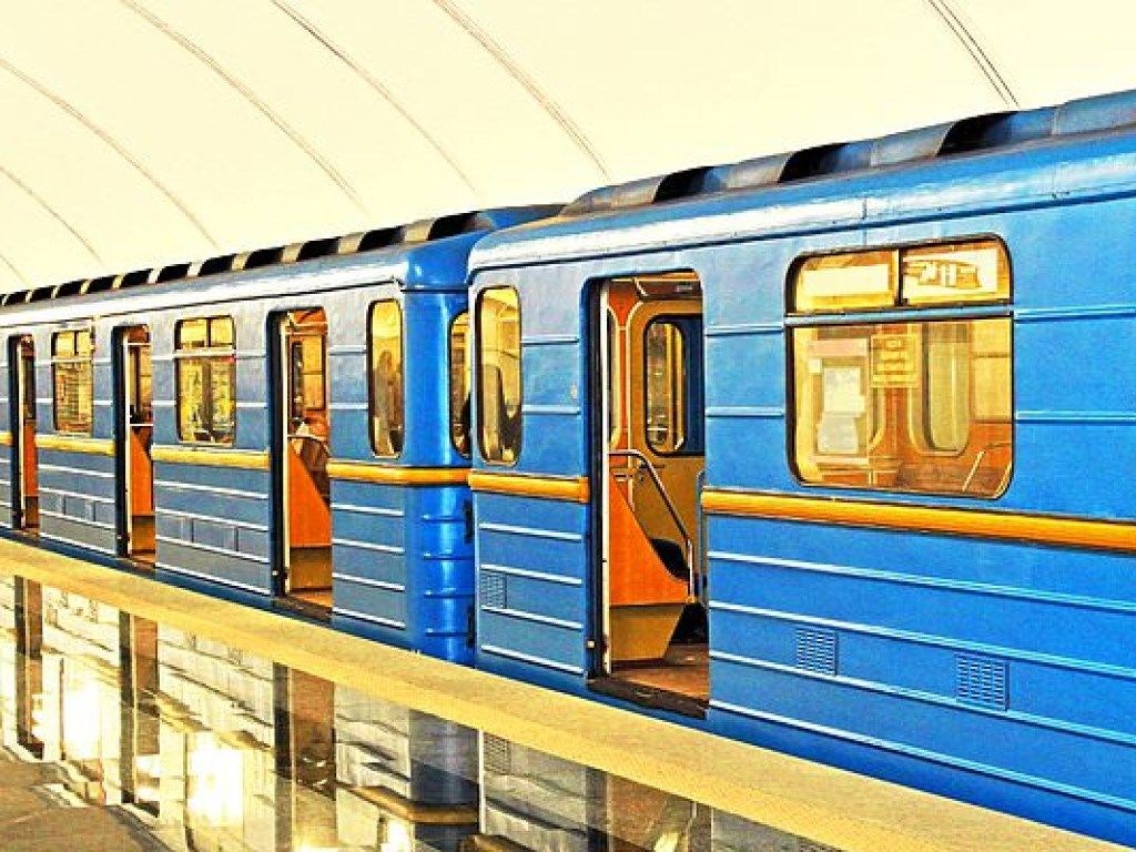 В столичном метро запретят пассажирам кушать, пить, петь песни и агитировать