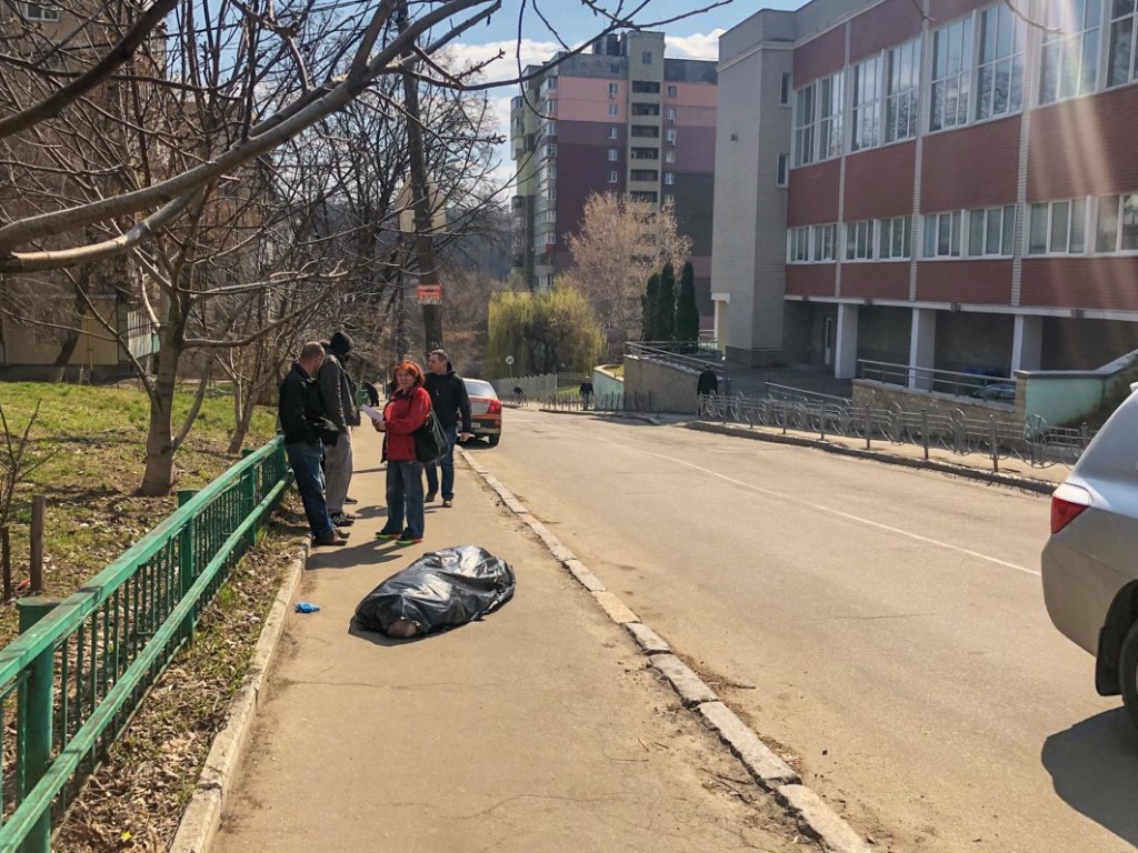 В Киеве на улице Кавказской у школы нашли труп (ФОТО) 