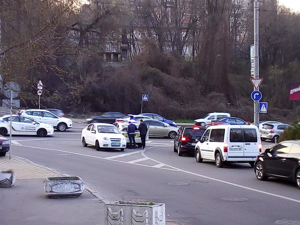 На Печерске в Киеве в ДТП с двумя иномарками попал автомобиль полицейского босса (ФОТО)