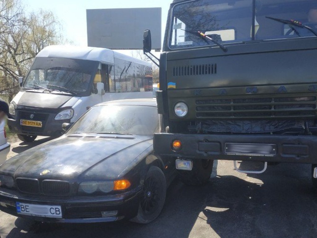 В Николаеве столкнулись BMW и «КамАЗ» спасателей  (ФОТО)