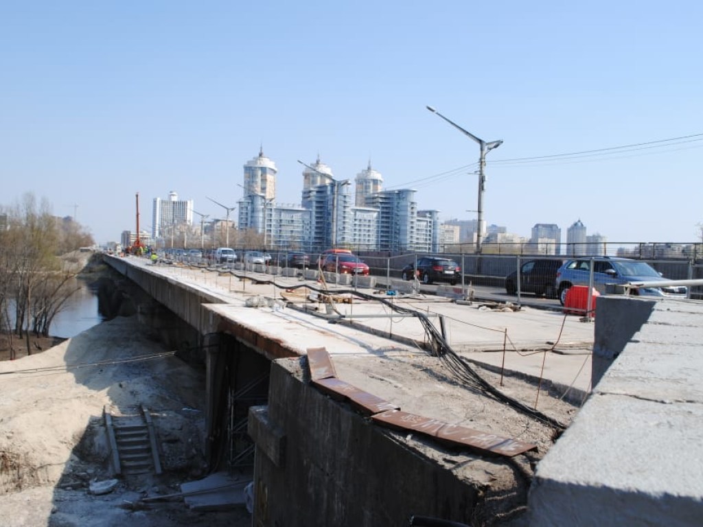 «Даже 200 человек не ускорят работы»: в «Укравтодоре» рассказали о ремонте Венецианского моста в Киеве (ФОТО)