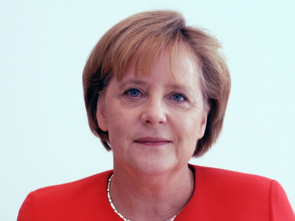 Помолодела: Ангела Меркель в изумрудном пиджаке посетила Дублин (ФОТО)