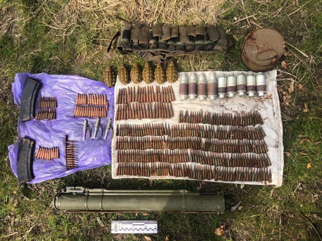 Мины, гранаты, гранатометы: в одном из парков Винницы нашли арсенал оружия (ФОТО)