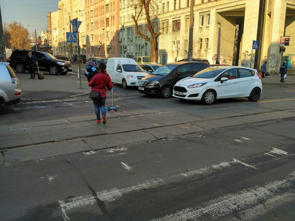 В Киеве на Подоле Audi остановилась прямо на трамвайных путях: движение заблокировано (ФОТО)