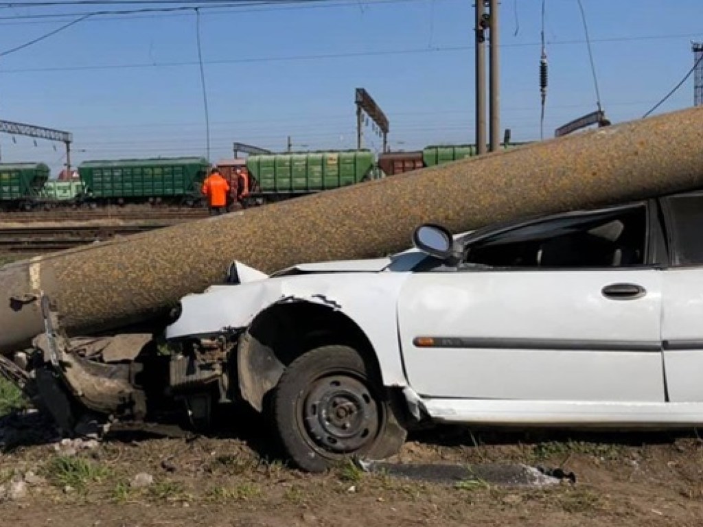 Под Одессой рухнувшая электроопору раздавила авто: пострадал 21-летний водитель (ФОТО)