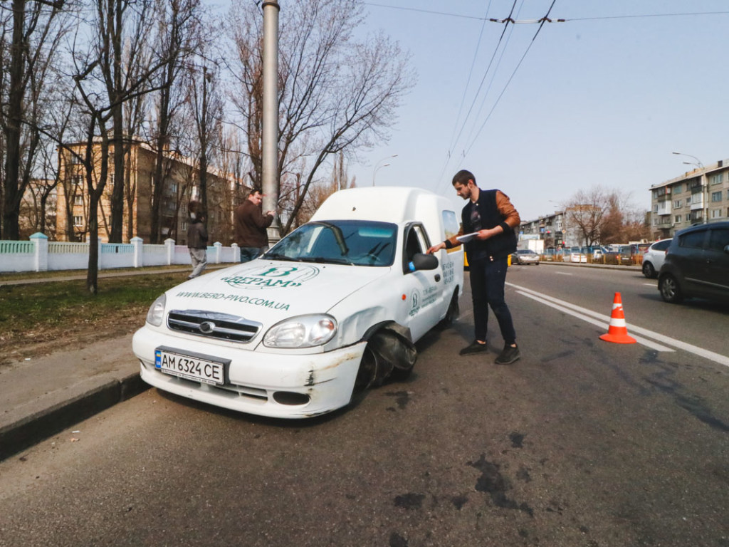В Киеве Volvo в результате ДТП оставил без колес Daewoo (ФОТО, ВИДЕО)