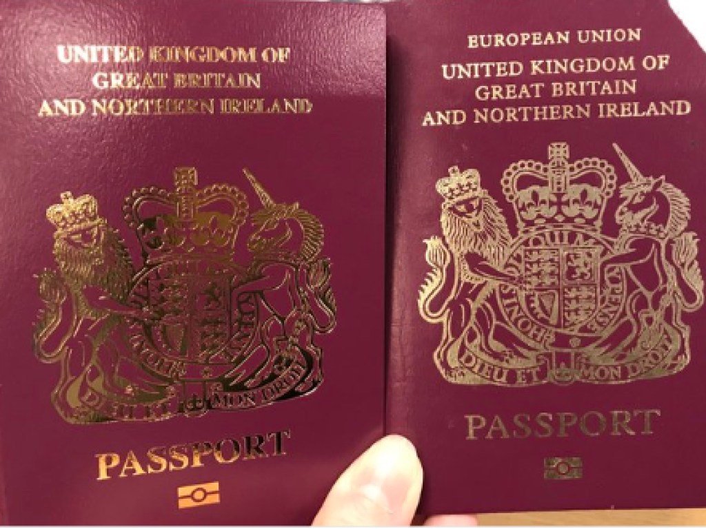 Brexit в действии: паспорт Великобритании лишился пометки ЕС (ФОТО)