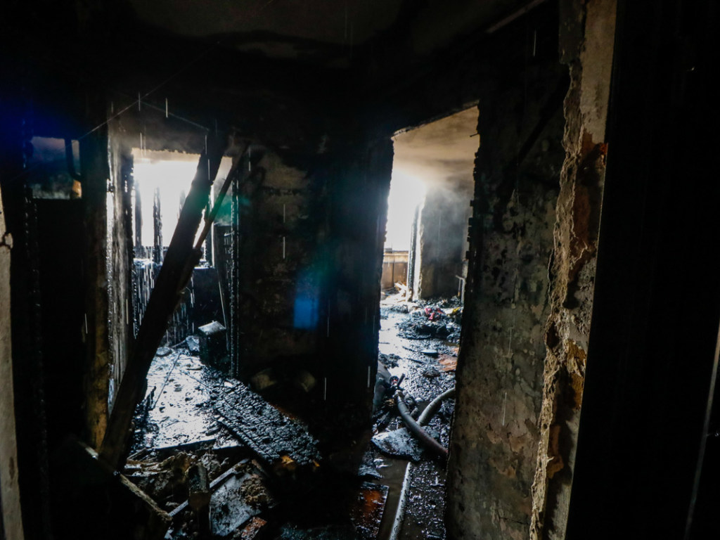 Страшный пожар в многоэтажке на столичных Нивках уничтожил квартиру и унес жизнь хозяина (ФОТО, ВИДЕО)