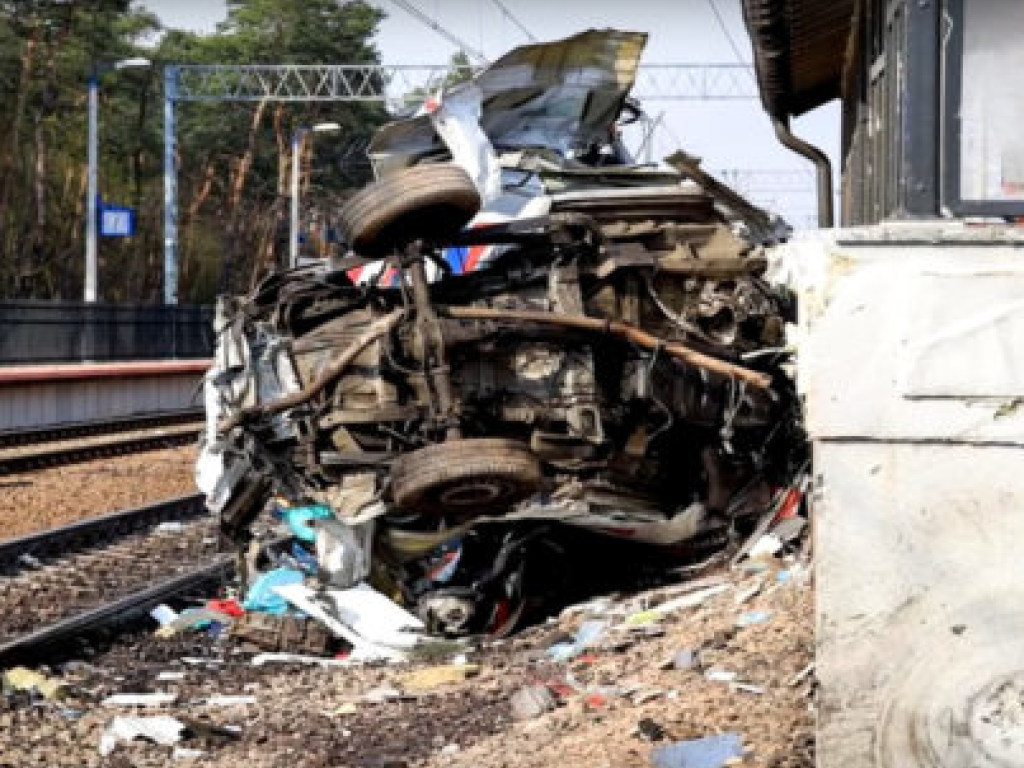 В Польше поезд на полном ходу уничтожил зажатую на переезде машину «скорой» (ФОТО, ВИДЕО)