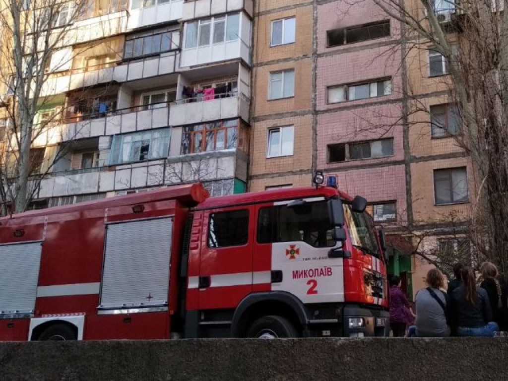 В Николаеве жильцов многоэтажки эвакуировали из-за пожара в мусоропроводе (ФОТО)