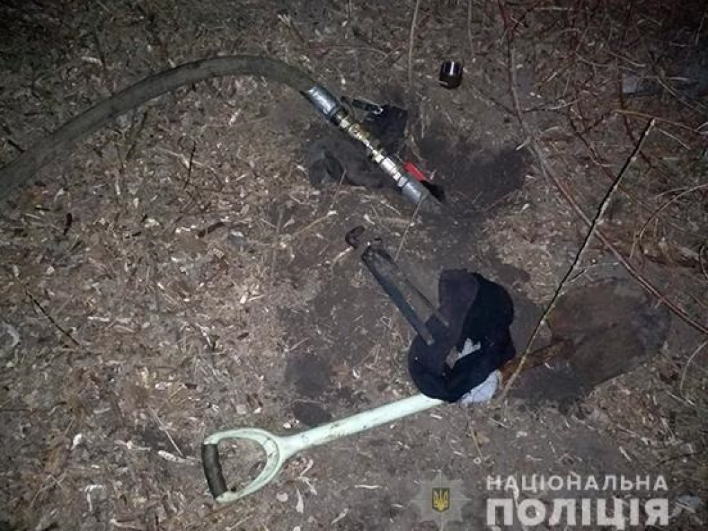 В Сумской области трое жителей села на КамАЗе воровали нефтепродукты (ФОТО)