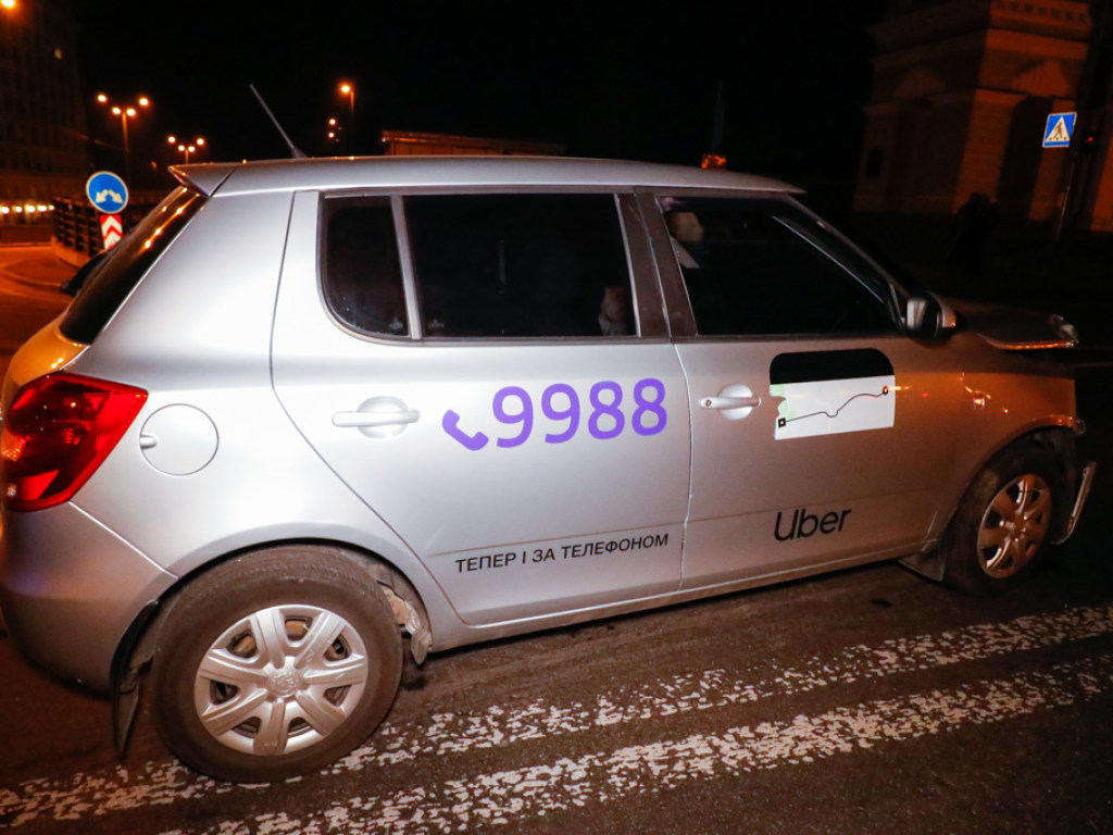 На Почтовой площади в Киеве произошло ДТП с такси Uber (ФОТО, ВИДЕО)