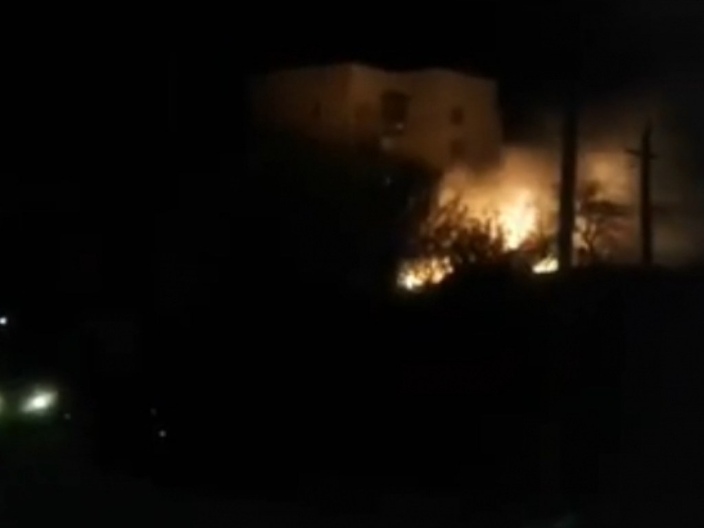 В Мукачево горели гаражи: огнем уничтожена «девятка» (ФОТО, ВИДЕО)