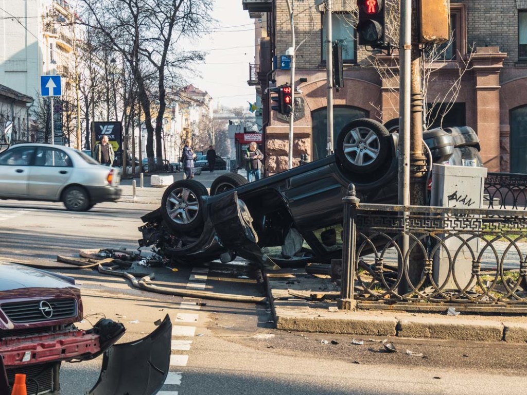 Жуткое утреннее ДТП в Киеве с пострадавшими: момент страшной аварии попал на видео