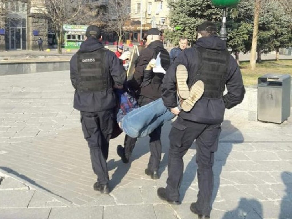 В центре Киева задержали активиста, который пытался агитировать против Зеленского: в полиции объяснили (ФОТО)