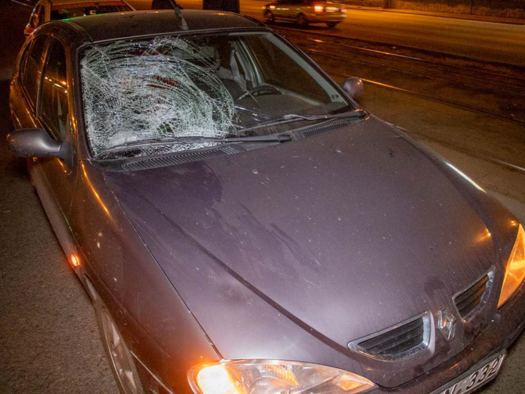 В Днепре Renault сбил мужчину: женщина-водитель сбежала с места ДТП (ФОТО, ВИДЕО)