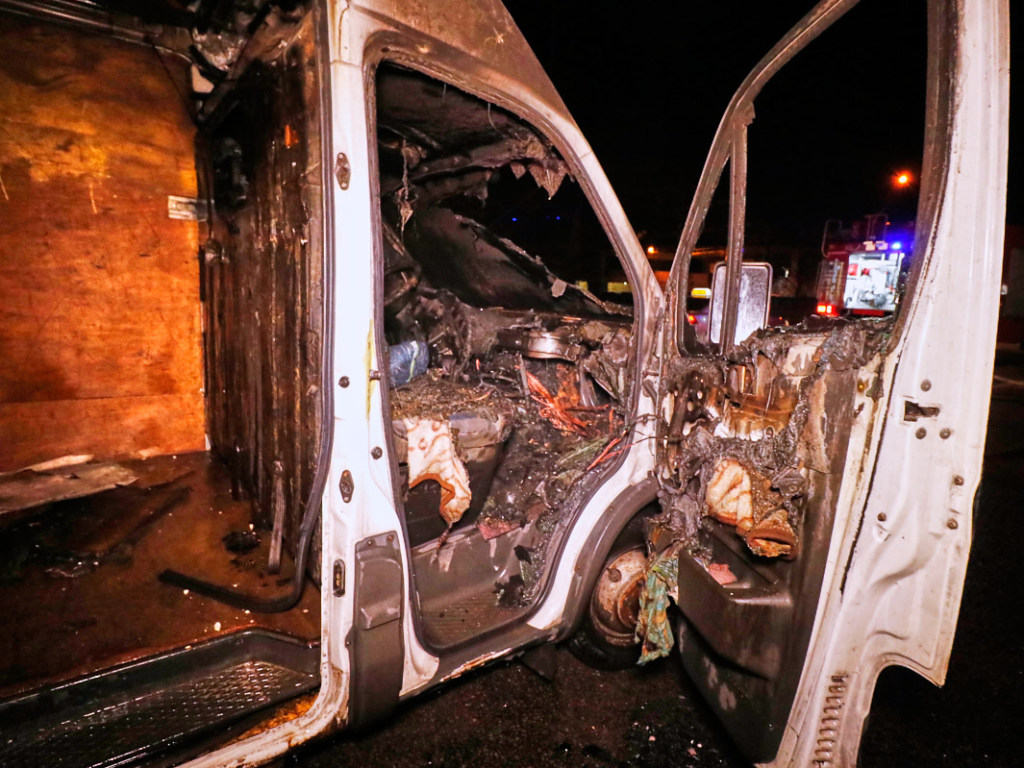 Водитель пил водку с другом: Ночью в Киеве на дороге загорелся микроавтобус (ФОТО, ВИДЕО)