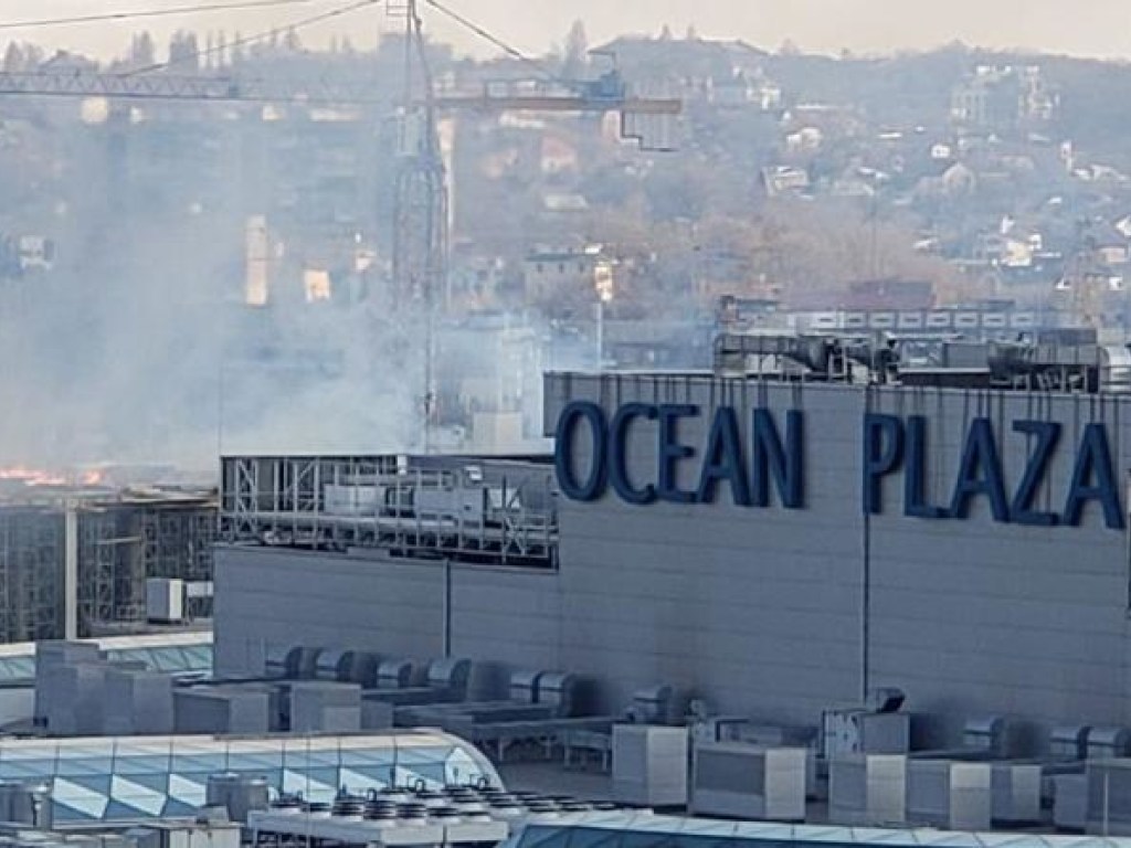 В Киеве загорелась масштабная стройка возле ТРЦ Ocean Plaza (ФОТО)