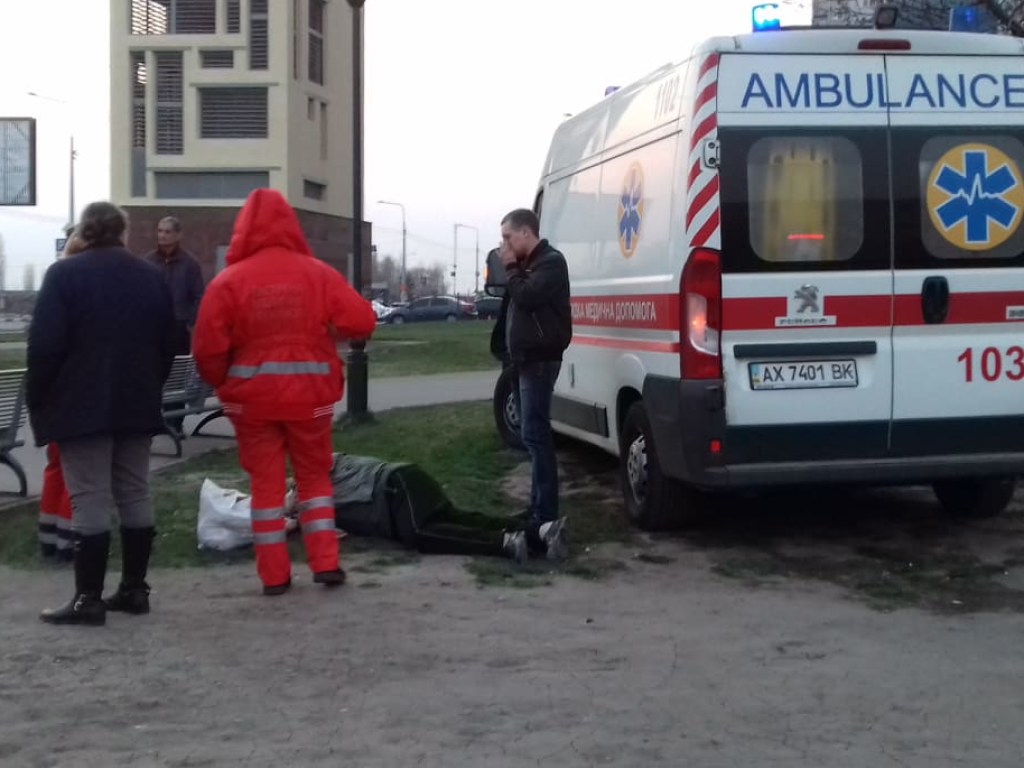 В Харькове возле метро скончался пожилой мужчина (ФОТО)