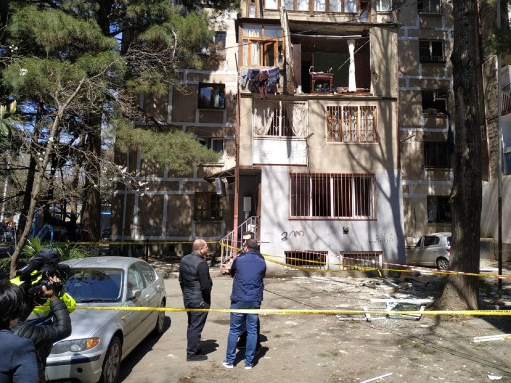 В жилом доме в Тбилиси произошёл взрыв: пострадали 7 взрослых и ребёнок (ФОТО)