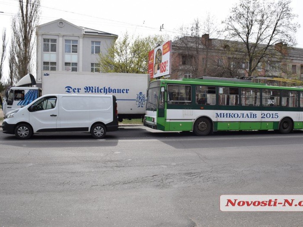 В Николаеве произошло ДТП: неисправный троллейбус столкнулся с микроавтобусом (ФОТО)