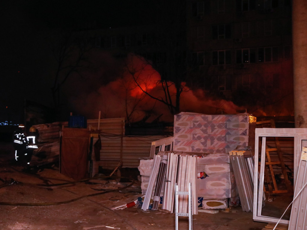 В Киеве ночью произошел пожар в кафе (ФОТО, ВИДЕО)