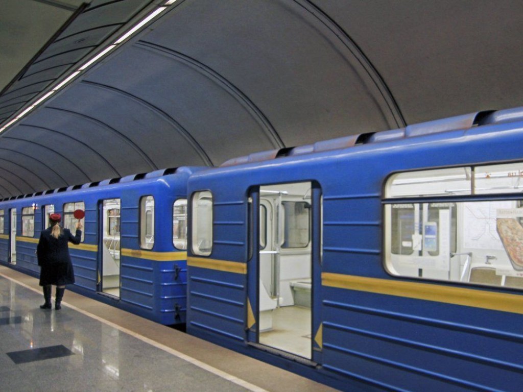 Поезда задерживаются: В метро Киева мужчина почувствовал недомогание и упал на рельсы (ФОТО)