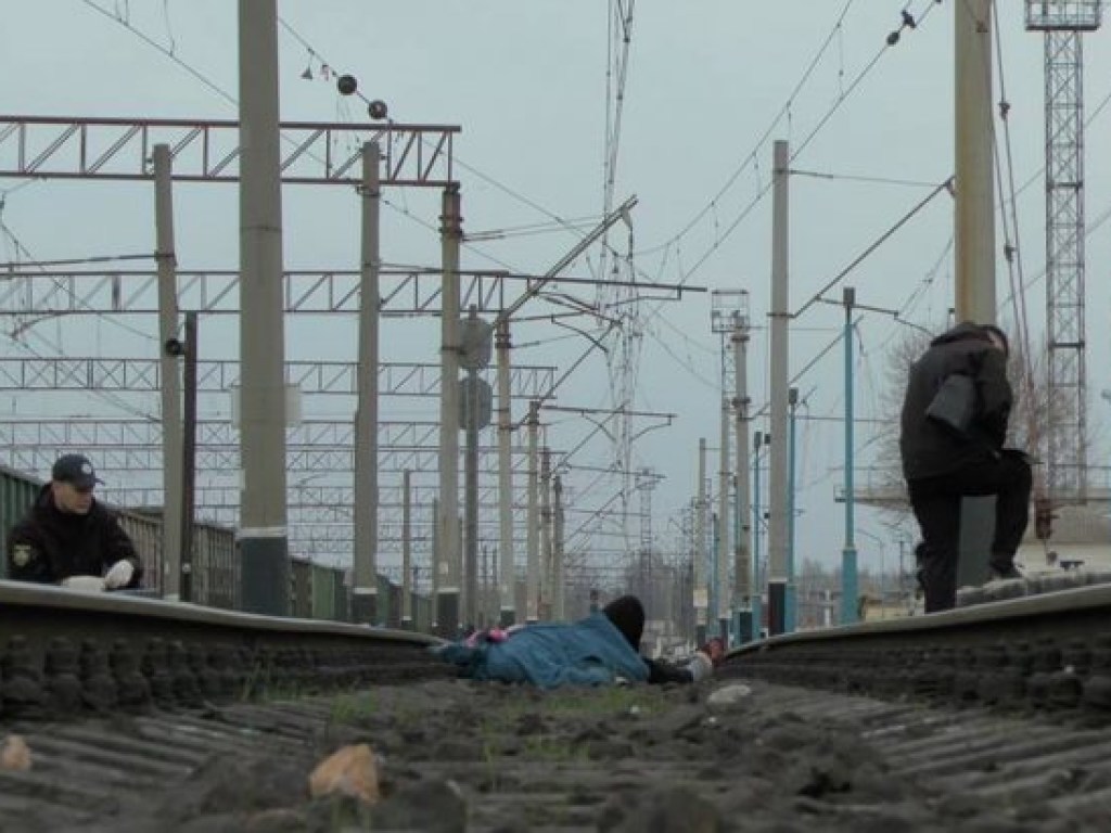 Второе самоубийство на рельсах за день: под Днепром поезд отрезал женщине голову (ФОТО)