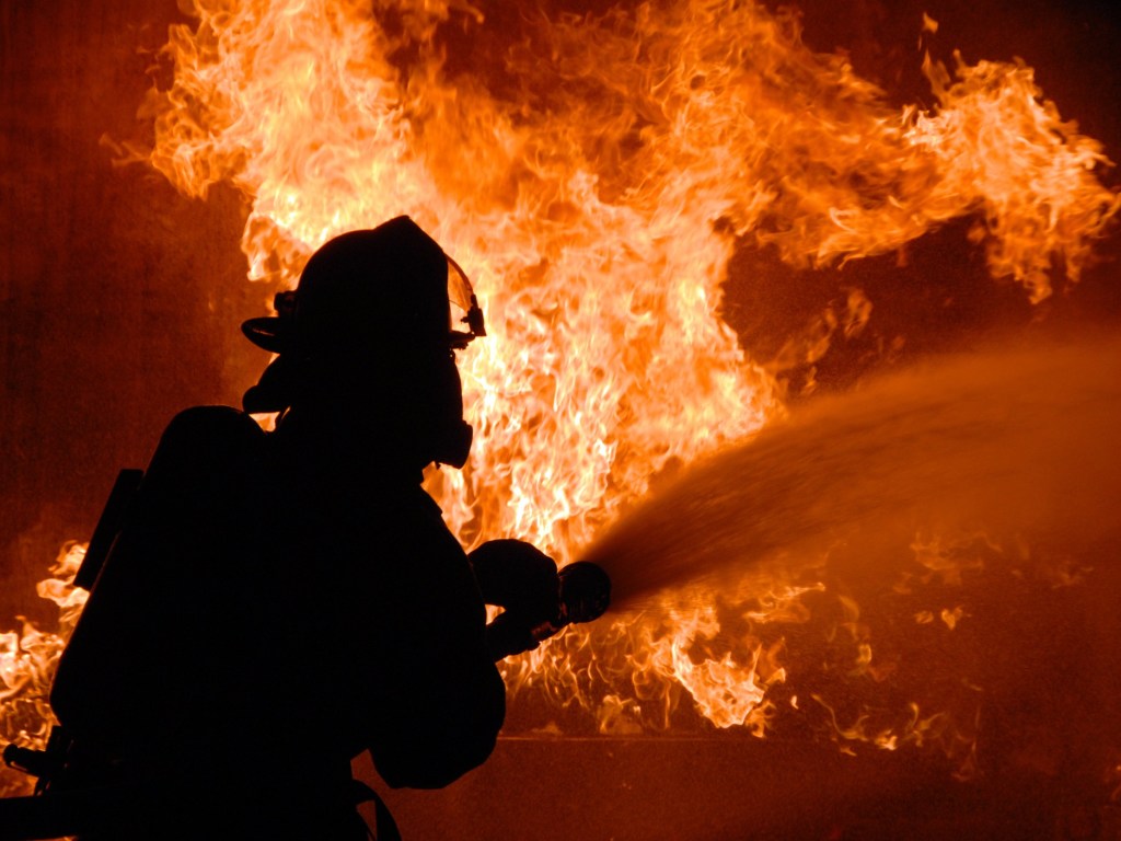 В селе на Киевщине начался пожар на стихийной свалке: огонь охватил более 1000 квадратных метров