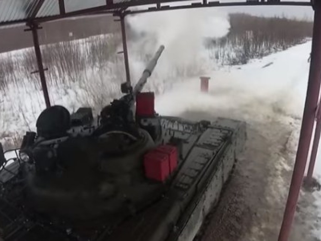 Российские танки научили стрелять поленьями (ВИДЕО)