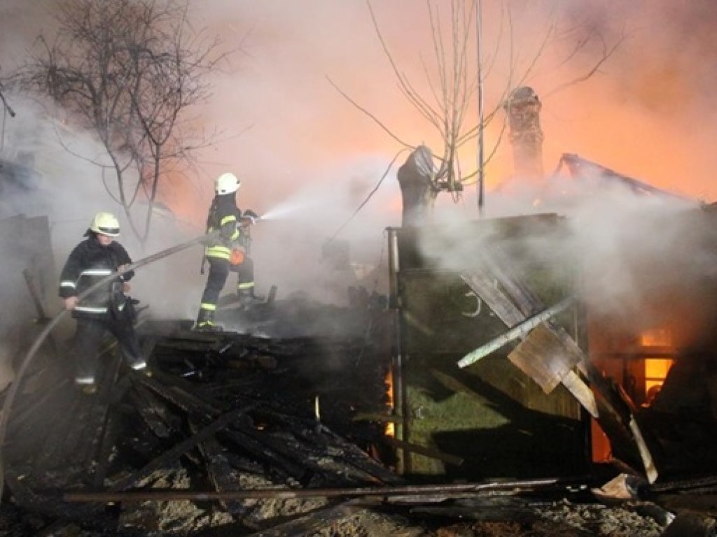 В Киеве ликвидировали масштабный пожар в частном секторе на Подоле (ВИДЕО)