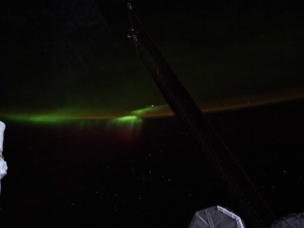 С борта МКС сфотографировали сияние над Южным полюсом