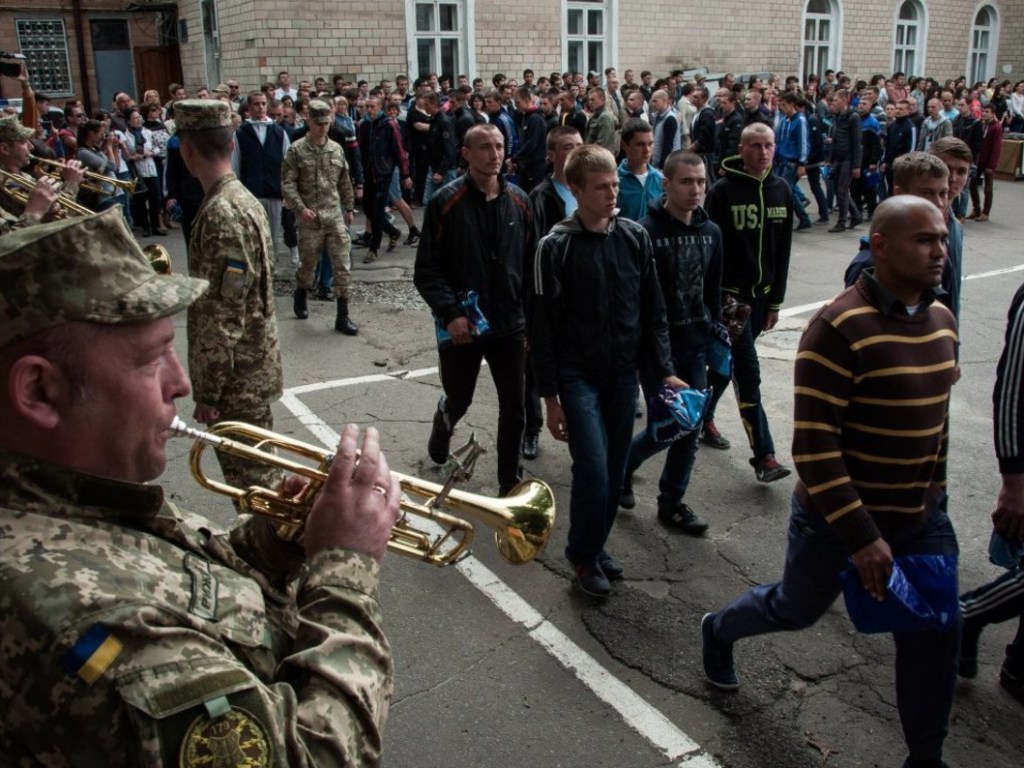 Стало известно, сколько человек призовут на службу из Киева и области 