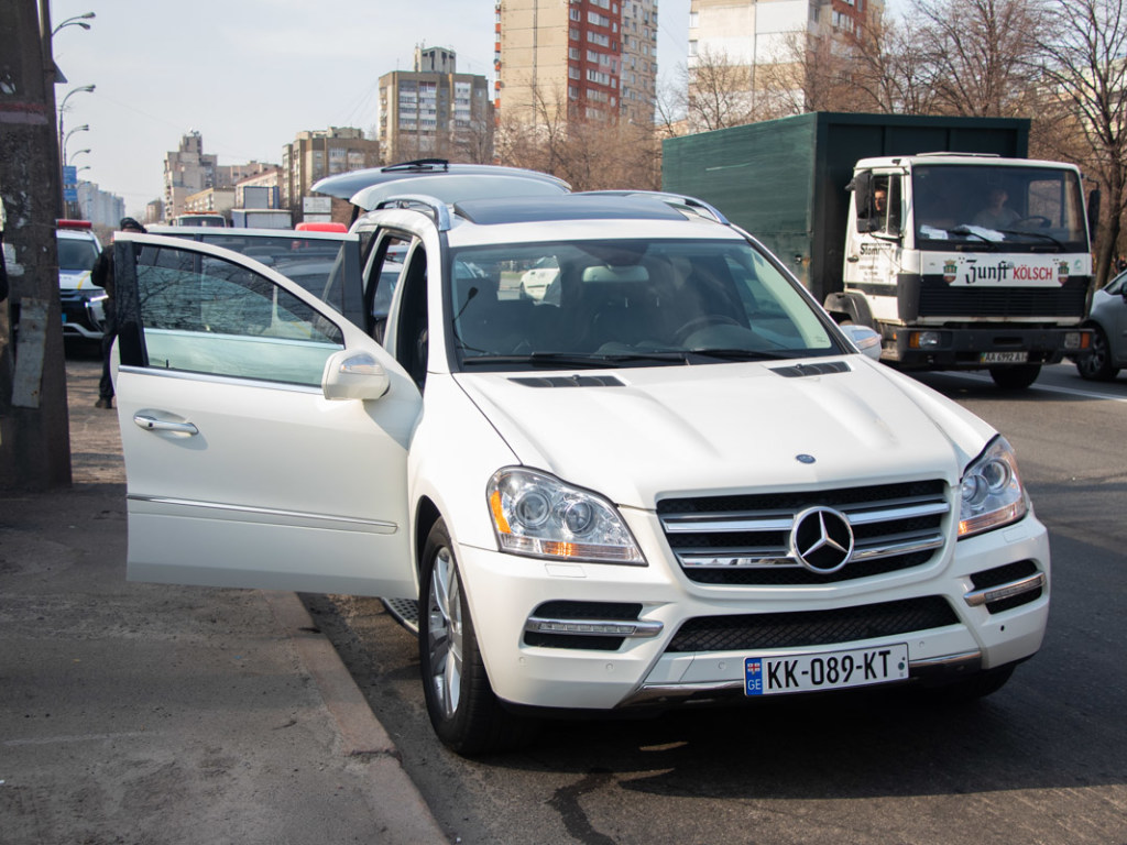 В Киеве спецназ арестовал четверых вооруженных кавказцев в белом Mercedes (ВИДЕО)