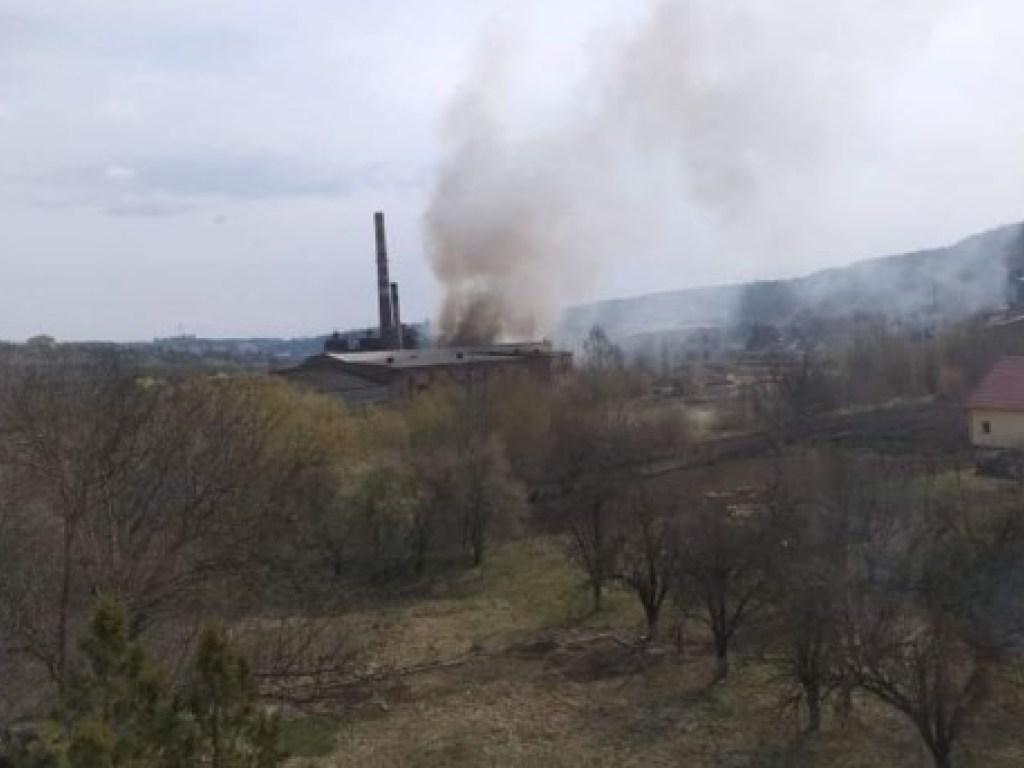 На Буковине загорелся сахарный завод (ВИДЕО)