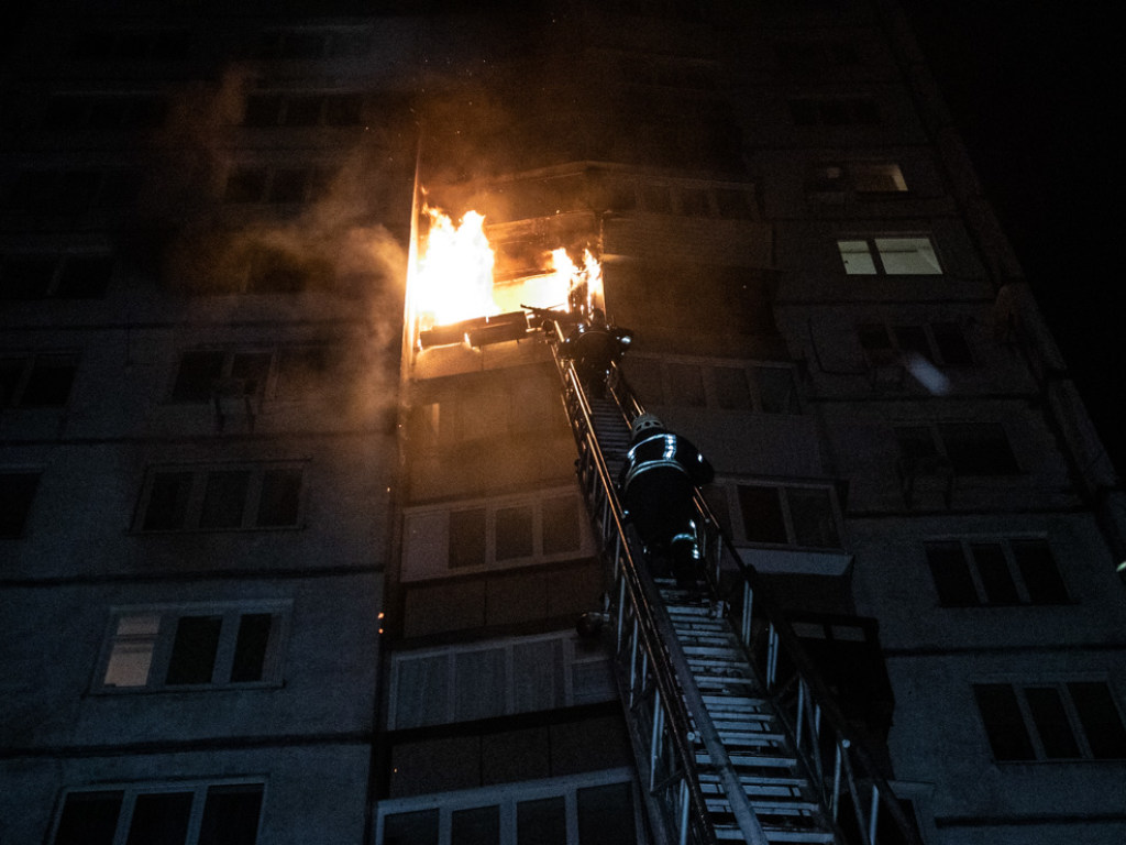 Языки пламени вырывались из окна: в Киеве на Оболони сгорела квартира (ФОТО)